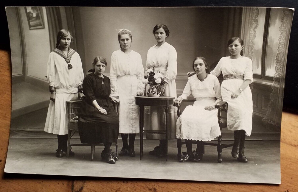 Woman & 5 girls – backdrop / photo J. Grimm Offenburg