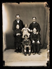Negative on glass, 13×18 cm, Portrait of a bourgeois family