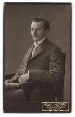 Photograph Emil Hoppe, Hartmannsdorf, portrait gentleman in suit with tie and M