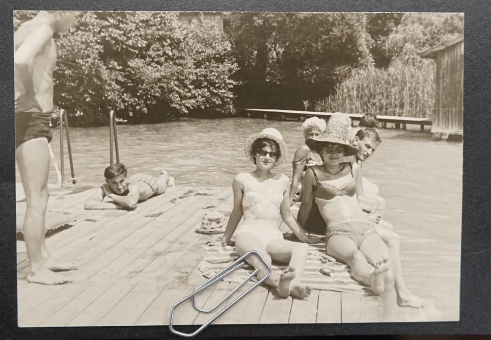 Photo Portrait Young Women Model Bikini Sisters Twins Outdoor Swimming Pool Men Hat