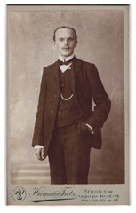 Photograph Hermann Tietz, Berlin, Leipziger Strasse 46-49, common man mi