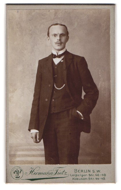 Photograph Hermann Tietz, Berlin, Leipziger Strasse 46-49, common man mi