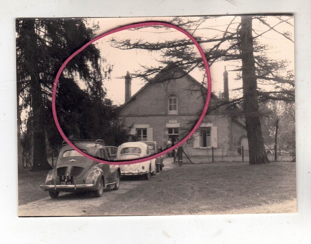 PHOTO PHOTO CAR AUTOMOBILES RENAULT 4 CV AND VOLKSWAGEN VW BEETLE