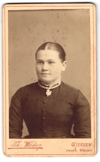 Photograph Th. Wode, Giessen, new buildings, portrait of a young woman