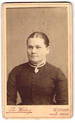 Photograph Th. Wode, Giessen, new buildings, portrait of a young woman
