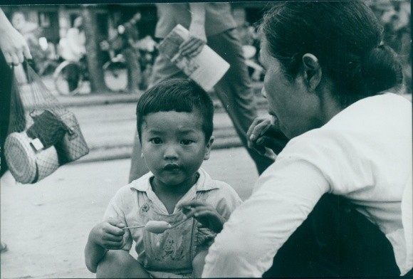 Photo Spremberg, Hans Joachim, Hanoi Vietnam, child, ice cream on style – 10399526