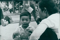 Photo Spremberg, Hans Joachim, Hanoi Vietnam, child, ice cream on style – 10399526