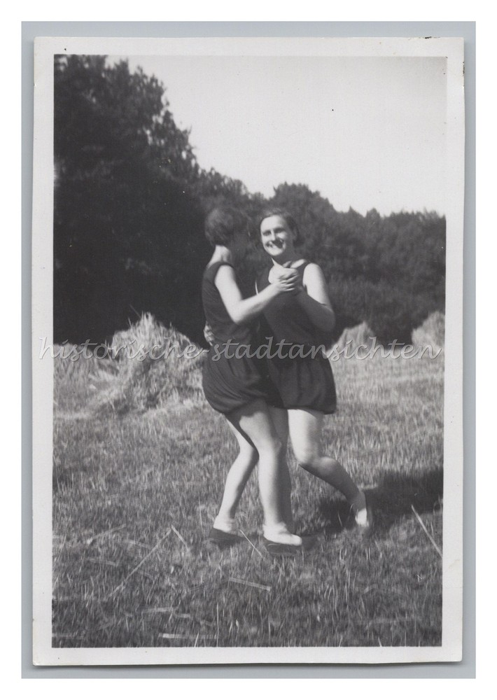 2 Women Bin Sportswear Dancing in Field – Vintage Photo 1930s