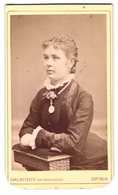 Photograph Carl Metzner, Cottbus, Schlosskirch-Platz 27b, Lady in Elegant Kle