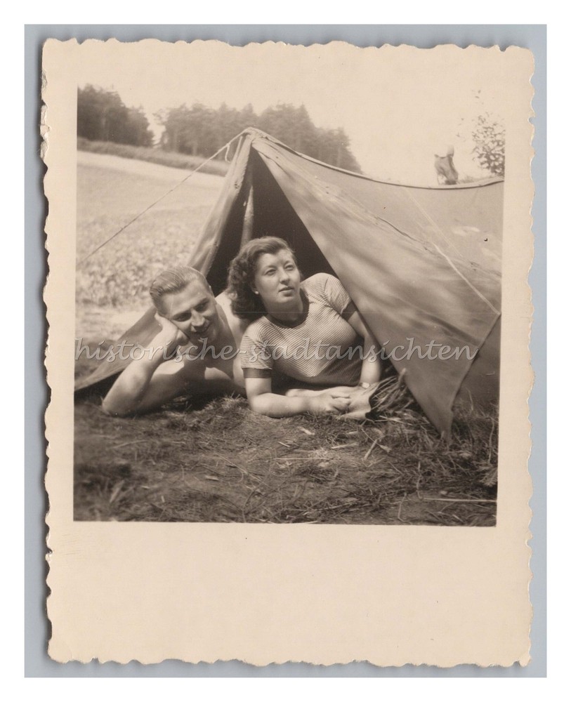 Frau & Mann beim Zelten Campen Freizeit Urlaub – Altes Foto