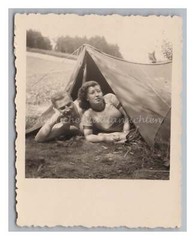 Frau & Mann beim Zelten Campen Freizeit Urlaub – Altes Foto