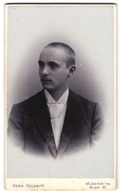 Photograph Herm. Hülswitt, Münster i. W., Bergstr. 60, Portrait Young Stately