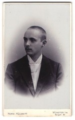 Photograph Herm. Hülswitt, Münster i. W., Bergstr. 60, Portrait Young Stately