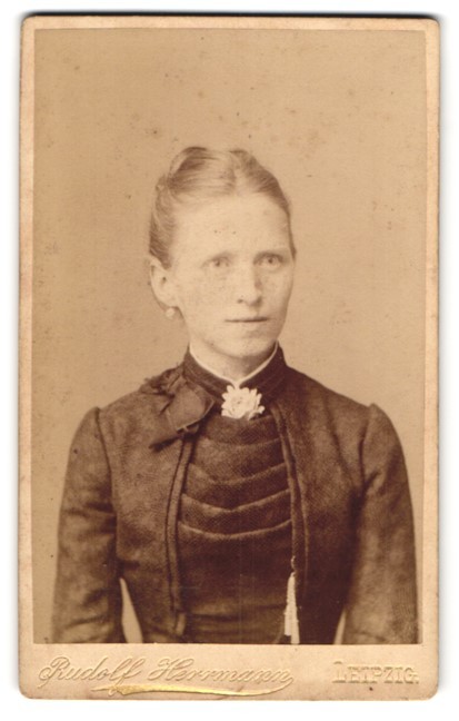 Photography Rudolf Herrmann, Leipzig, Wintergartenstr. 9, commoner with rose a