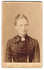 Photography Rudolf Herrmann, Leipzig, Wintergartenstr. 9, commoner with rose a