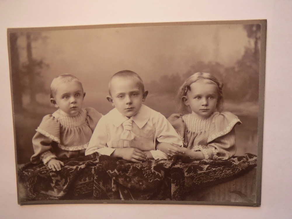 Meerane i. S. Gössnitz S.A. – 3 Kids – Boy – Girl – Backdrop / CAB