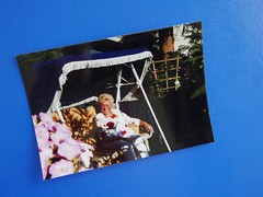 «IN THE GARDEN»: COLOUR PHOTO, PHOTOGRAPH, PHOTO, GARDEN, MATURE LADY, NATURE, PERSON!