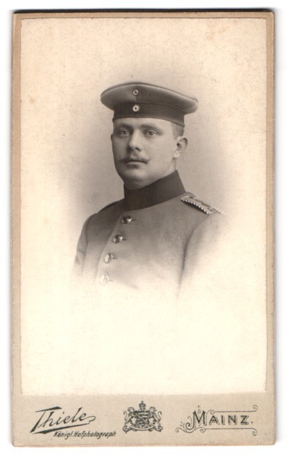 Photograph Hugo Thiele, Mainz, Grosse Bleiche 48, portrait annual-volunteer