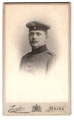 Photograph Hugo Thiele, Mainz, Grosse Bleiche 48, portrait annual-volunteer