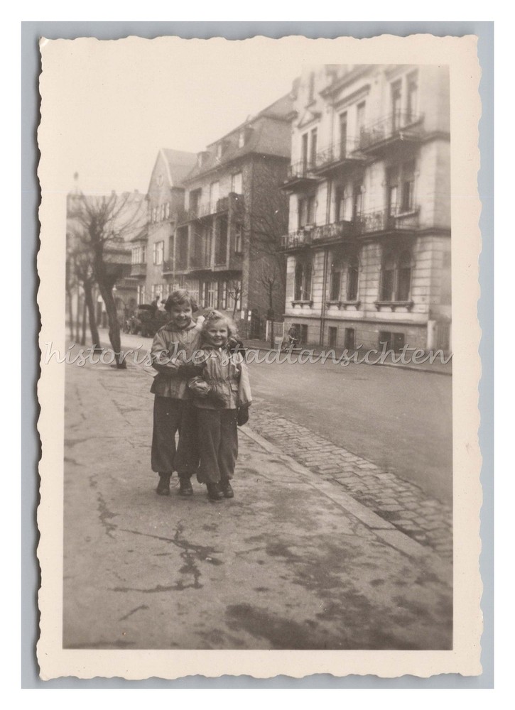 Bad Nauheim 1951 – 2 Girls in an Old Town Street – Old Photo 1950s