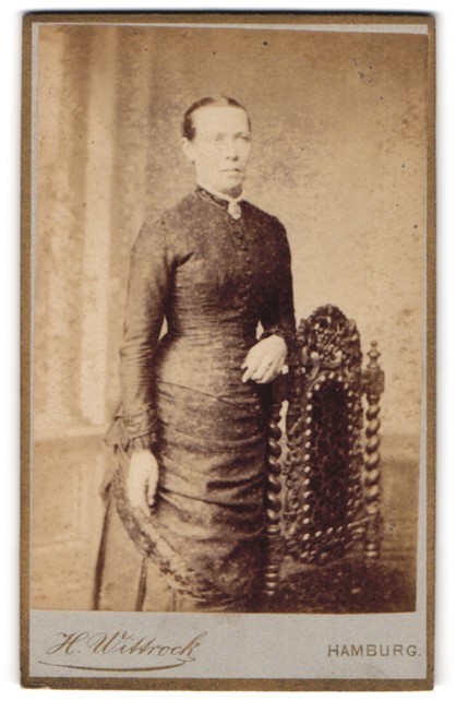 Photograph H. Wittrock, Hamburg-St. Pauli, middle-class lady leaning against chair