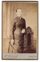 Photograph H. Wittrock, Hamburg-St. Pauli, middle-class lady leaning against chair