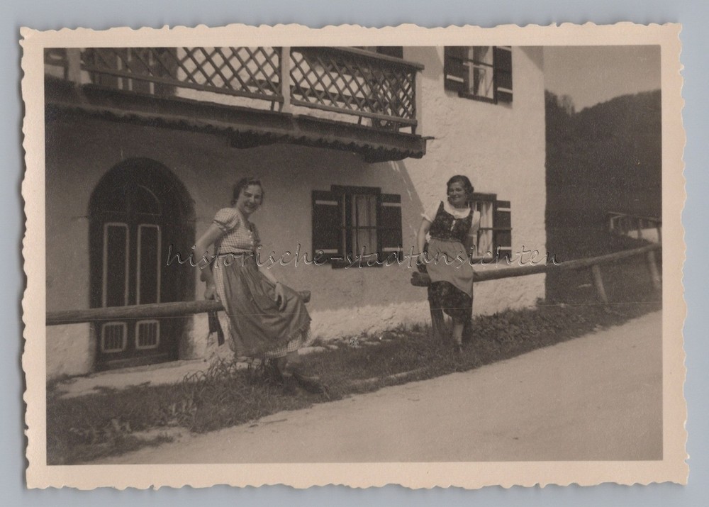 Oberau Berchtesgaden – 2 young women in costume in front of farmhouse – photo 1930s