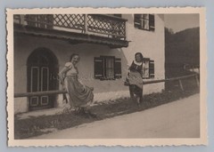 Oberau Berchtesgaden – 2 young women in costume in front of farmhouse – photo 1930s