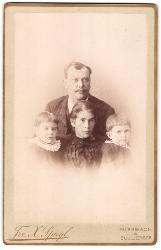 Photograph Frz. Xaver Spiegl, Miesbach, portrait middle-class couple with two children