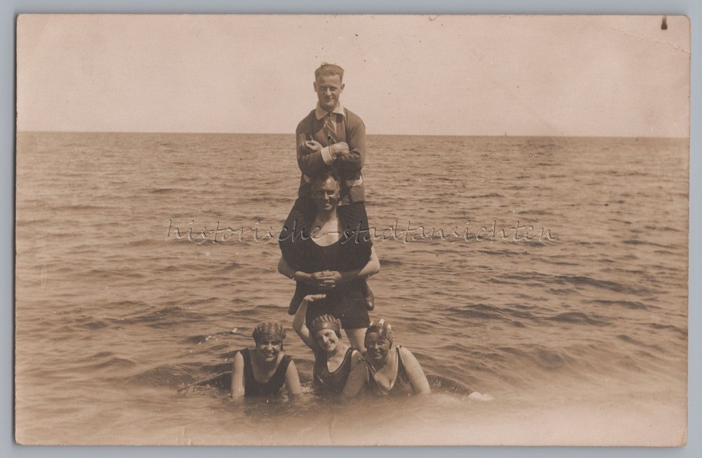 Zempin Usedom 1924 – 3 Women and Man Shoulders Person in Suit – Photo