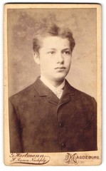 Photograph G. Hartmann, Magdeburg, Lüneburgerstr. 2, young gentleman in suit with K