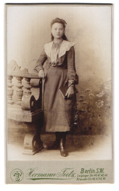 Photograph Hermann Tietz, Berlin-SW, Leipziger-Str. 46-49, young lady in dress