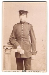 Photograph Gustav Miessl, Dresden, Saxon official in uniform with saber
