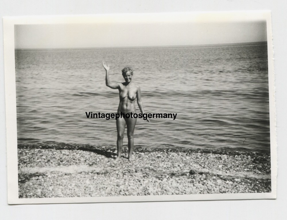 Z3086 Photo 1960s Artistic Nude Pretty Woman Women Beach