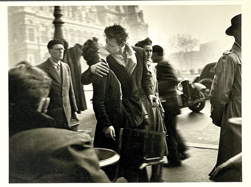 Kiss By The Hotel De Ville Paris 1950 By ROBERT DOISNEAU Fotofolio Art Card 1983
