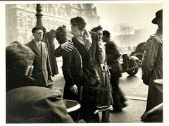 Kiss By The Hotel De Ville Paris 1950 By ROBERT DOISNEAU Fotofolio Art Card 1983