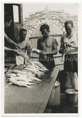 Männer kaufen Fische – Fischer Berufe – Altes Foto
