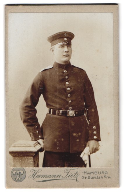 Photograph Hermann Tietz, Hamburg, size Burstah 12/14, soldier in uniform with Sch