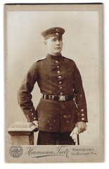 Photograph Hermann Tietz, Hamburg, size Burstah 12/14, soldier in uniform with Sch