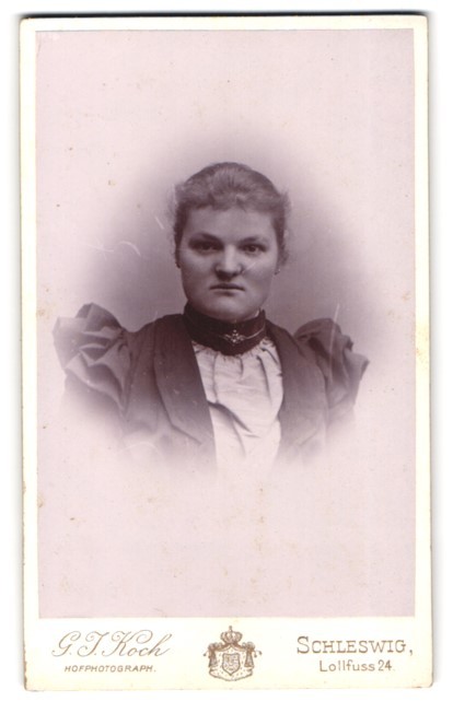 Photograph G.T. Koch, Schleswig, Lollfuss 24, portrait of a lady with raised