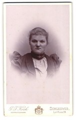 Photograph G.T. Koch, Schleswig, Lollfuss 24, portrait of a lady with raised