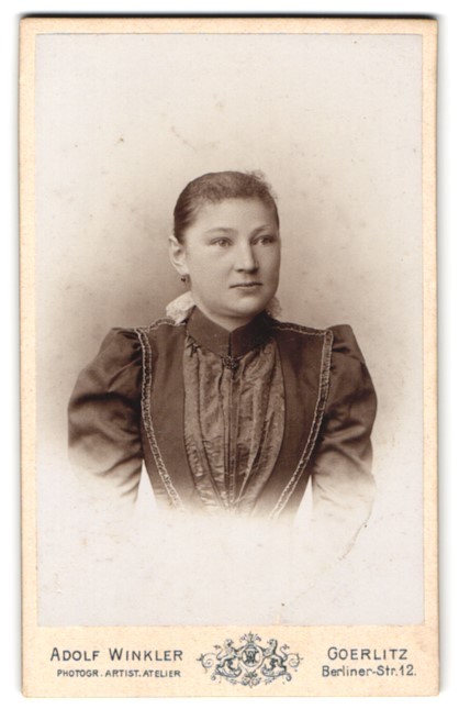 Photograph Adolf Winkler, Görlitz, Berliner Straße 12, portrait of a woman in el