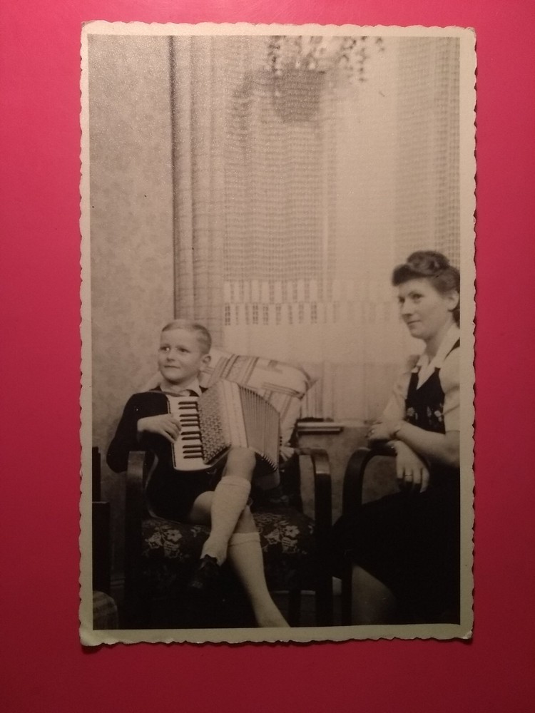 Altes Foto AK antik Junge Pimpf Strümpfe Boy Musik Akkordeon Beauty old Photo