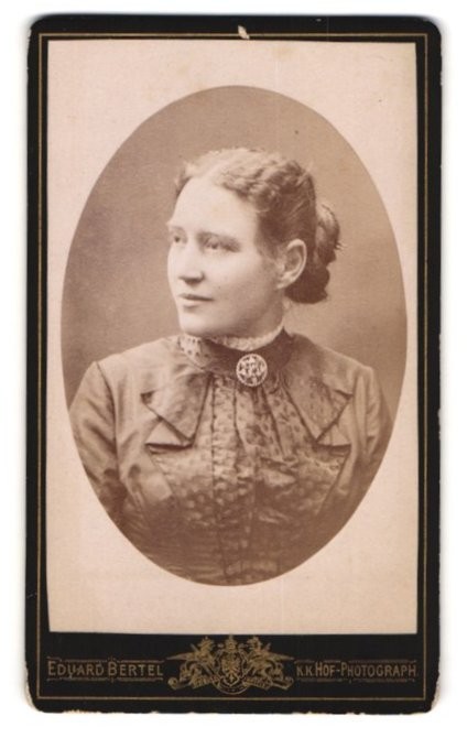 Photograph Eduard Bertel, Salzburg, young lady with collar brooch