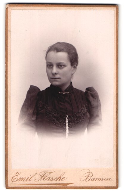 Photograph Emil bottle, Barmen, Heckinghauser-Str. 25, portrait woman in bestic
