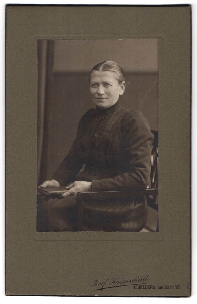 Photography Josef Knippschild, Heidelberg, Hauptstr. 25, lady in black dress