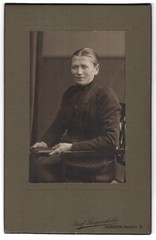Photography Josef Knippschild, Heidelberg, Hauptstr. 25, lady in black dress