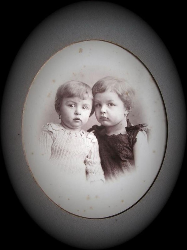 Excellent 19th Century Portrait Photograph «Children» Oval 35x27cm