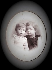 Excellent 19th Century Portrait Photograph «Children» Oval 35x27cm