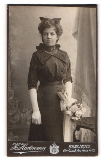 Photograph H. Hartmann, Berlin, size Frankfurterstraße 75, Bourgeois Miss